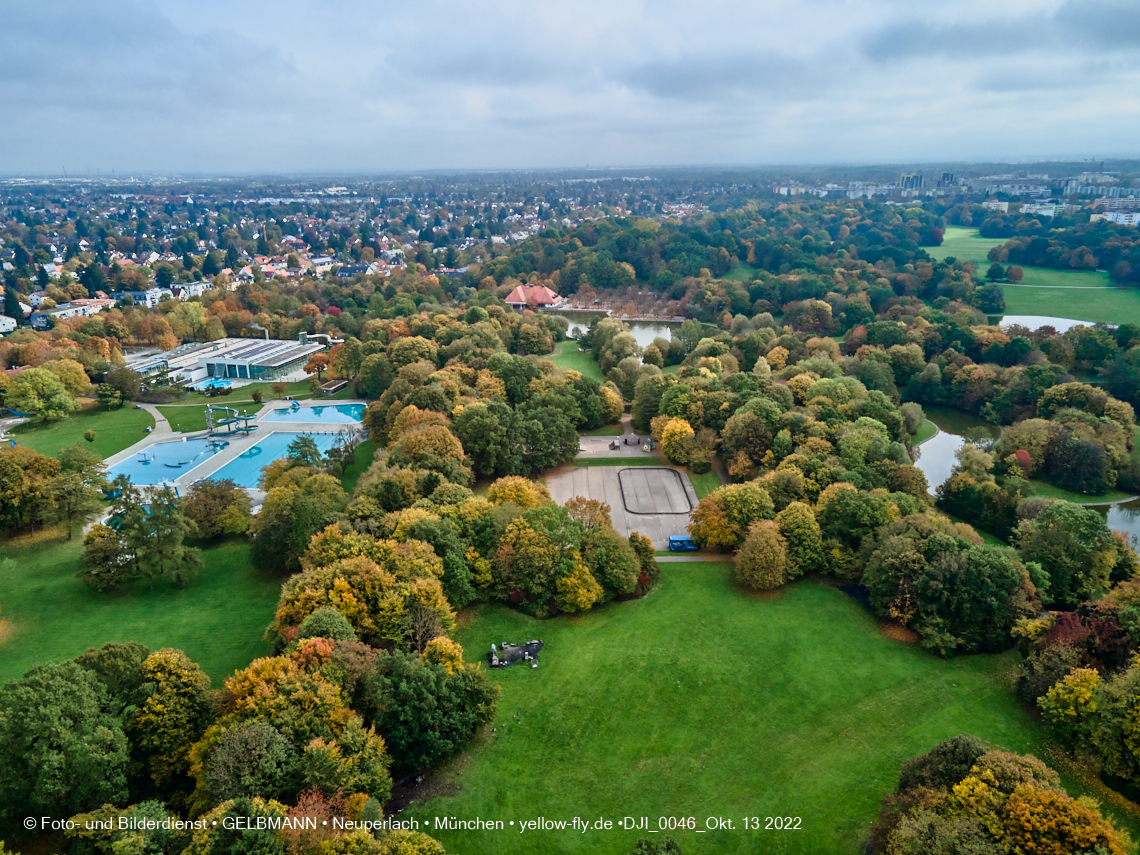 13.10.2022 - Der Ostpark mit See und Biergarten in Neuperlach 13.10.2022 - Der Ostpark mit See und Biergarten in Neuperlach